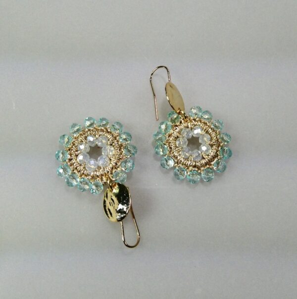 Boucles d'oreilles au crochet et perles en verre menthe clair et cristal opale – Image 3