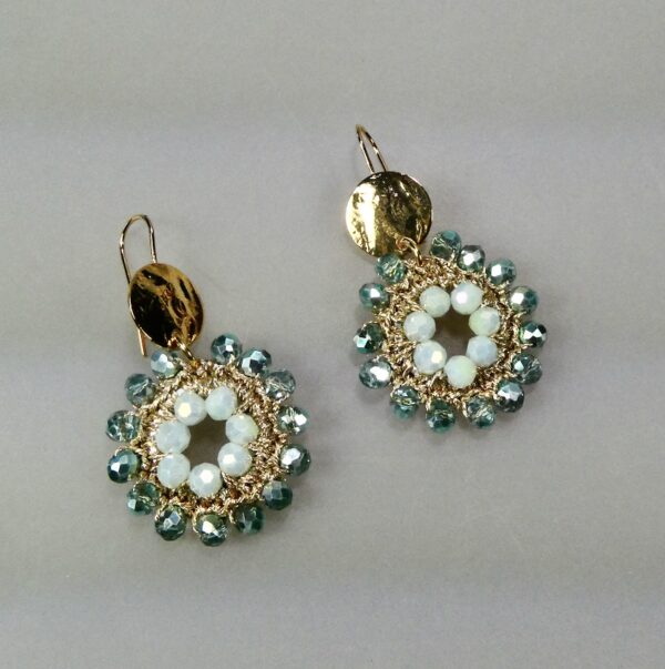 Boucles d'oreilles au crochet et perles en verre Turquoise métallisé et malachite – Image 2