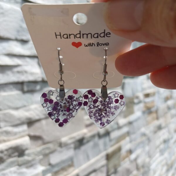 Boucles d'oreilles coeurs de résine – Image 2