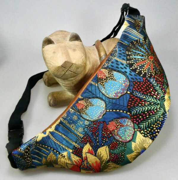 Sac banane tissu jacquard multicolore fleurs bleues – Image 3