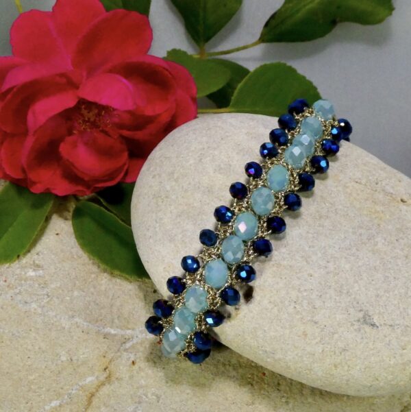 Bracelet bohème chic au crochet TRIO de perles bleues – Image 2
