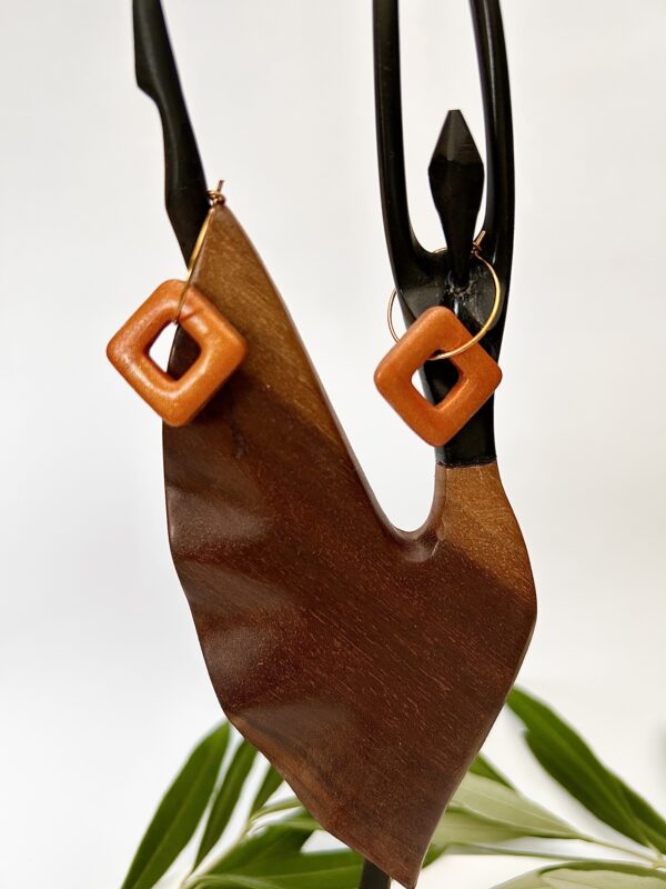 Boucles d’oreilles en pâte polymère, orange irisé, carrés réversibles