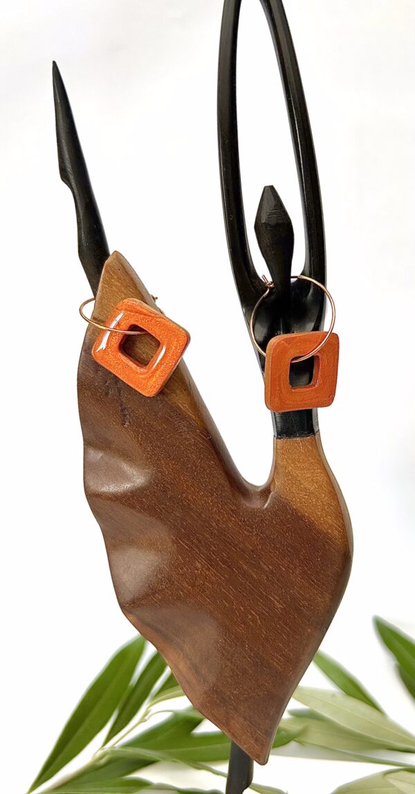 Boucles d’oreilles en pâte polymère, orange irisé, carrés réversibles – Image 3