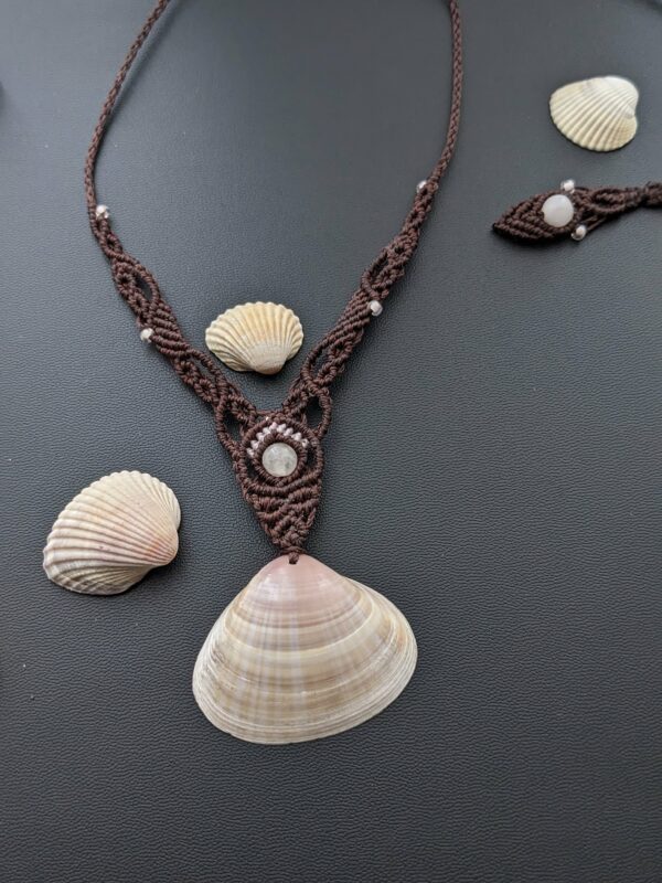 Collier Macramé Marron Avec Coquillage Naturel & Quartz Rose – Image 3