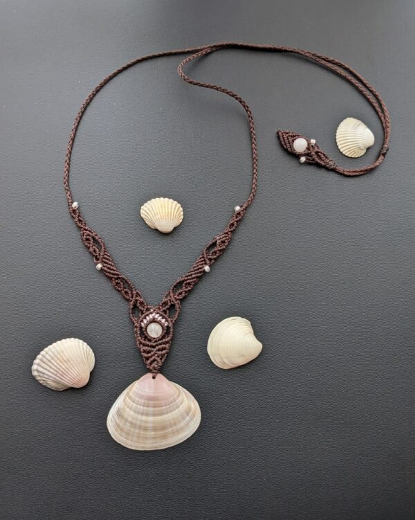 Collier Macramé Marron Avec Coquillage Naturel & Quartz Rose – Image 2