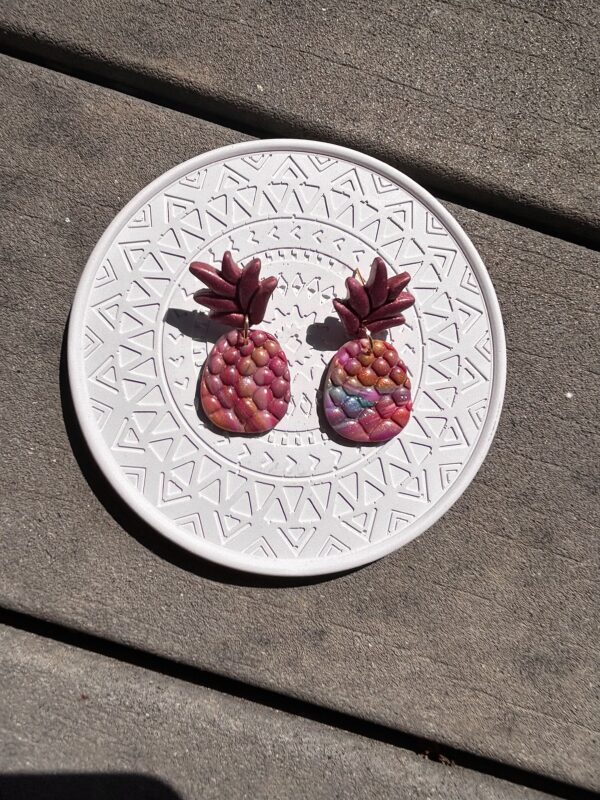 Boucles d’oreilles « Ananas » en pâte polymère, multicolore et bordeaux – Image 2