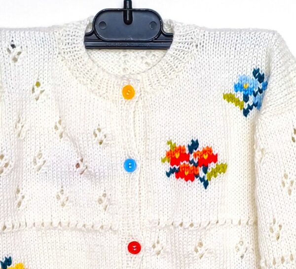 Gilet tricot pour fille, avec des fleurs, fait main, taille 2 ans – Image 3