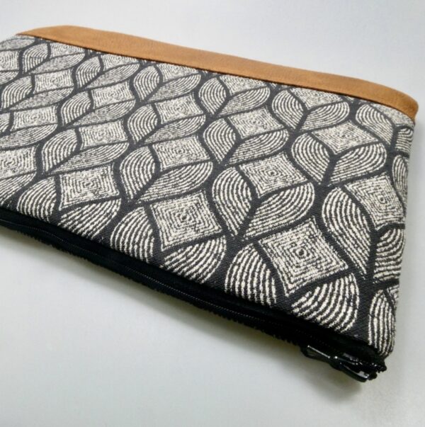 Housse, pochette ordinateur portable tissus jacquard noir et beige – Image 3