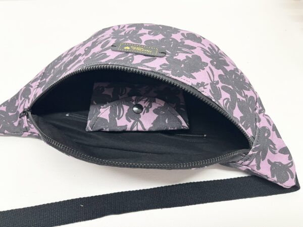 Sac banane violet fleurs noires – Image 3