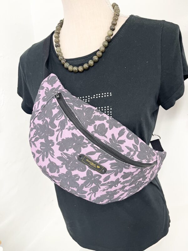 Sac banane violet fleurs noires – Image 5