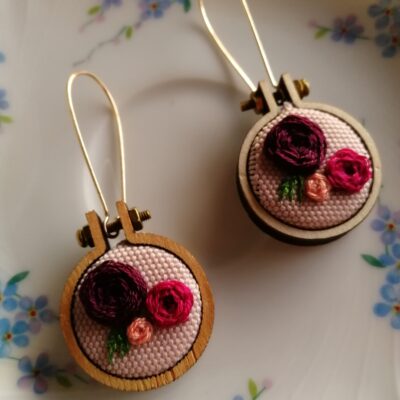 Boucles d'oreilles en broderie traditionnelle fonds rose pâle