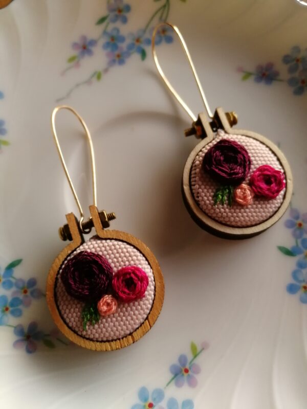 Boucles d'oreilles en broderie traditionnelle fonds rose pâle