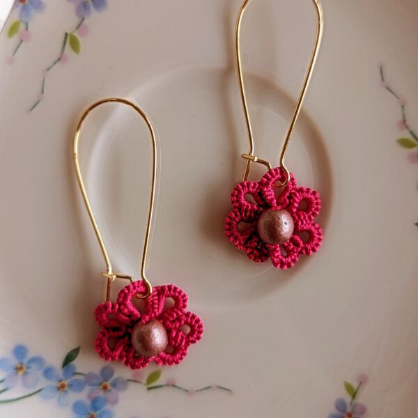 Boucles d'oreilles mini-fleur fuchsia – Image 2