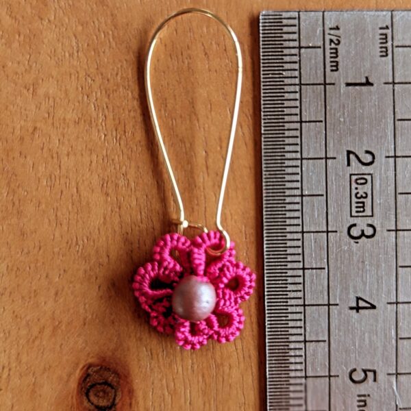 Boucles d'oreilles mini-fleur fuchsia – Image 3