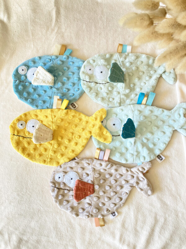 doudou plat étiquettes poisson couleur au choix