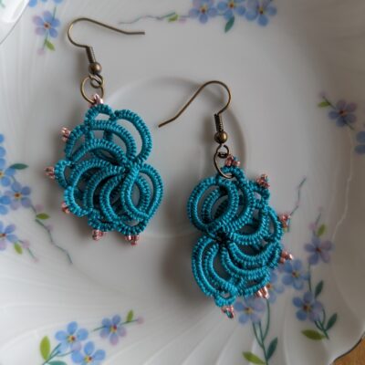 Boucles d'oreilles grandes Marguerite en demi-fleur couleur bleu gris