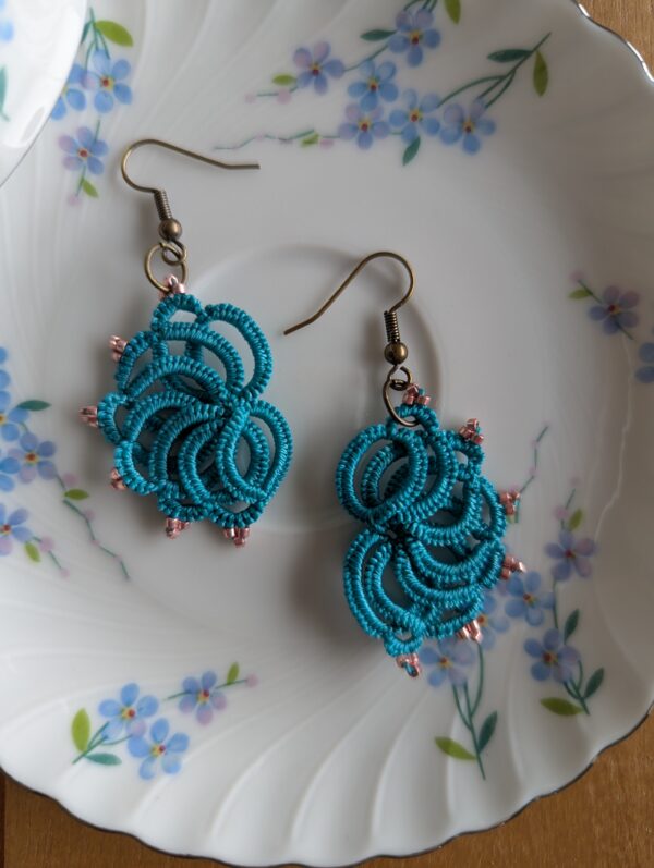 Boucles d'oreilles grandes Marguerite en demi-fleur couleur bleu gris