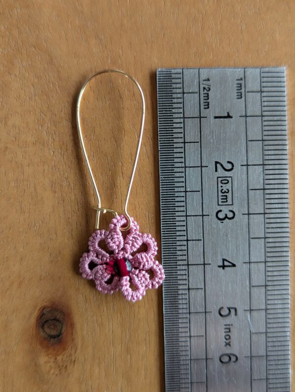Boucles d'oreilles mini-fleur vieux rose – Image 3