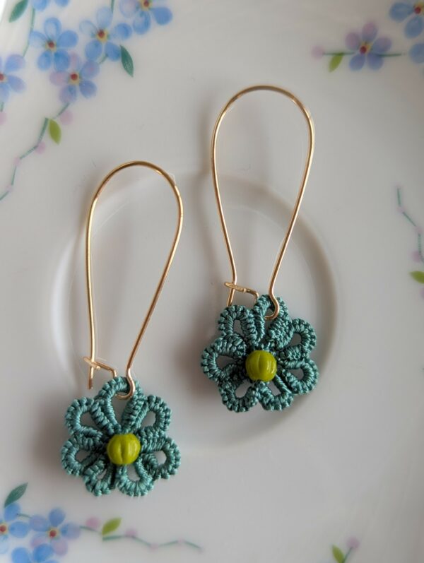 Boucles d'oreilles mini-fleur vert vintage – Image 2