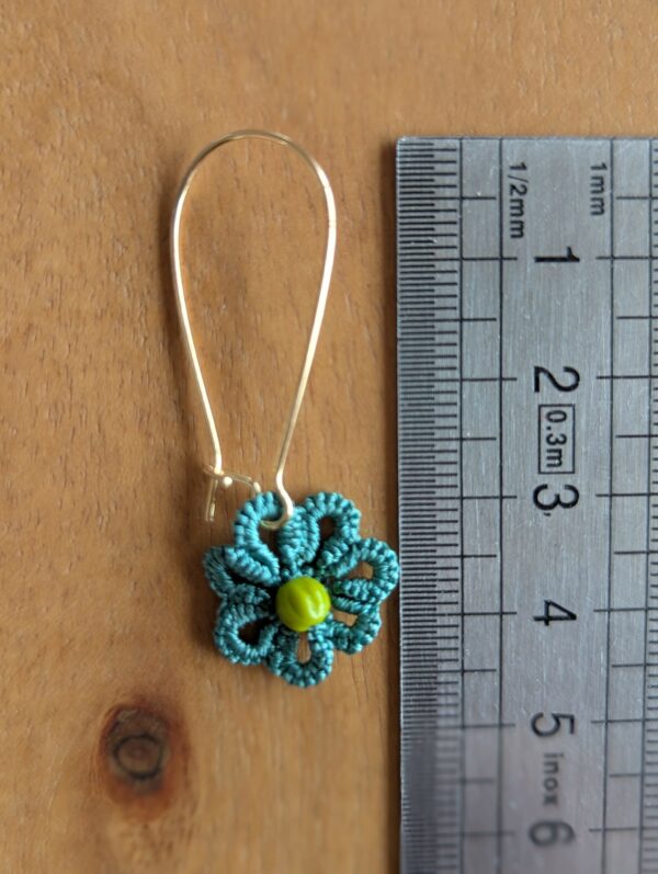 Boucles d'oreilles mini-fleur vert vintage – Image 3