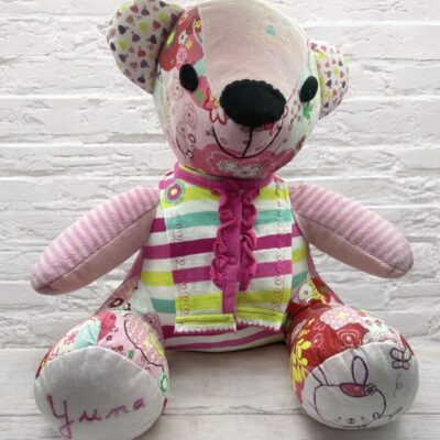 Une peluche doudou ours souvenir confectionnée à partir de vêtements bébé fille