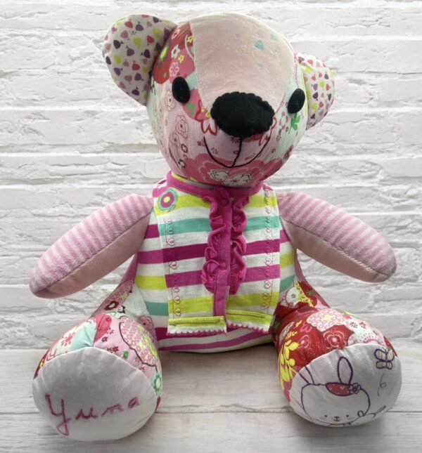 Une peluche doudou ours souvenir confectionnée à partir de vêtements bébé fille