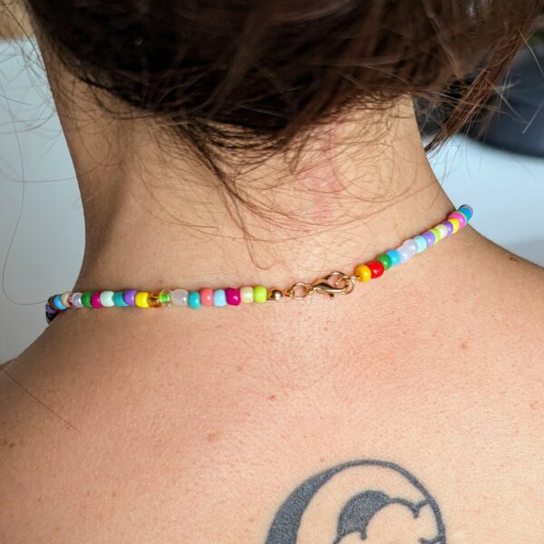 Collier de dos poulette avec fermoir doré.