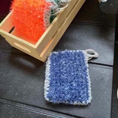 éponge lavable tawashi doublée bleu jean et grise