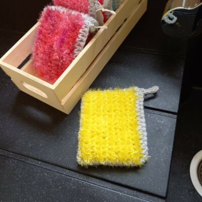 éponge lavable tawashi doublée jaune et grise