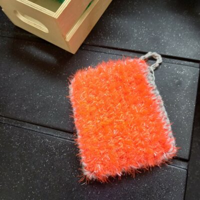 éponge lavable tawashi doublée orange et grise