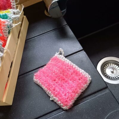 éponge lavable tawashi doublée rose bonbon et grise