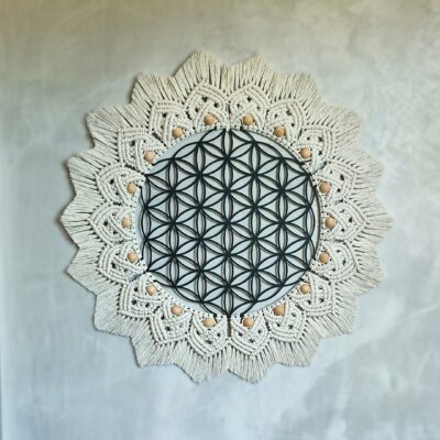 Macramé, centre fleur de vie en métal noir, tissage coton écru, perles en bois naturel.