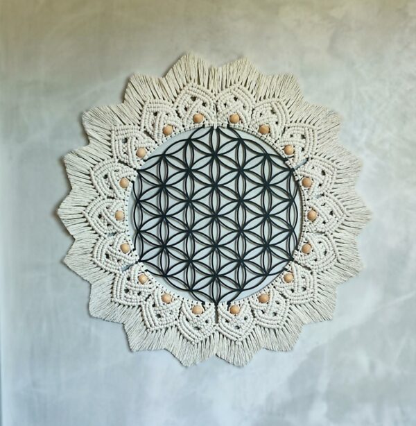 Macramé, centre fleur de vie en métal noir, tissage coton écru, perles en bois naturel.