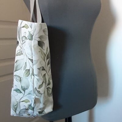 Tote bag, porté épaule, vue de coté