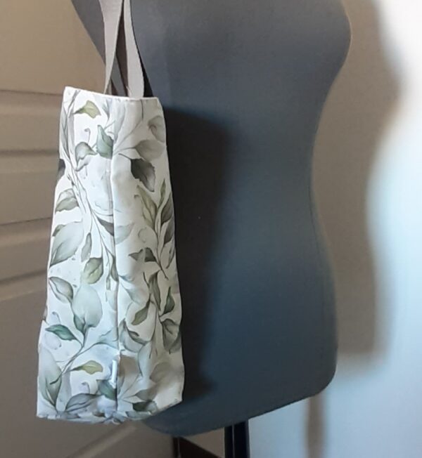 Tote bag, porté épaule, vue de coté