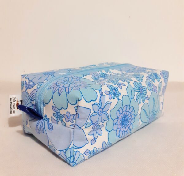 trousse de toilette grosses fleurs bleues pour ranger brosses à cheveux et maquillage.