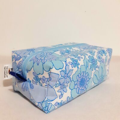 trousse de toilette grosses fleurs bleues pour ranger brosses à cheveux et maquillage.