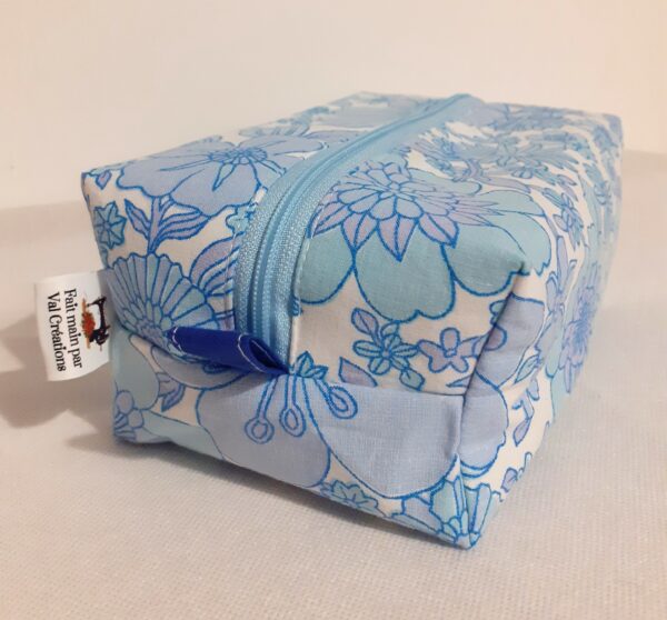 Trousse de toilette bleue et blanches motifs floral