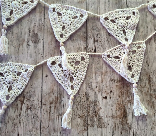 Guirlande 8 fanions Boho au crochet