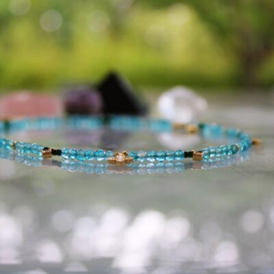 Collier en perles naturelles d' Apatite , de malachite et perles plaqué or ciselées sur gold filled ( plaqué or ++)