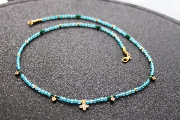 Collier en perles naturelles d' Apatite , de malachite et perles plaqué or ciselées sur gold filled ( plaqué or ++) – Image 3