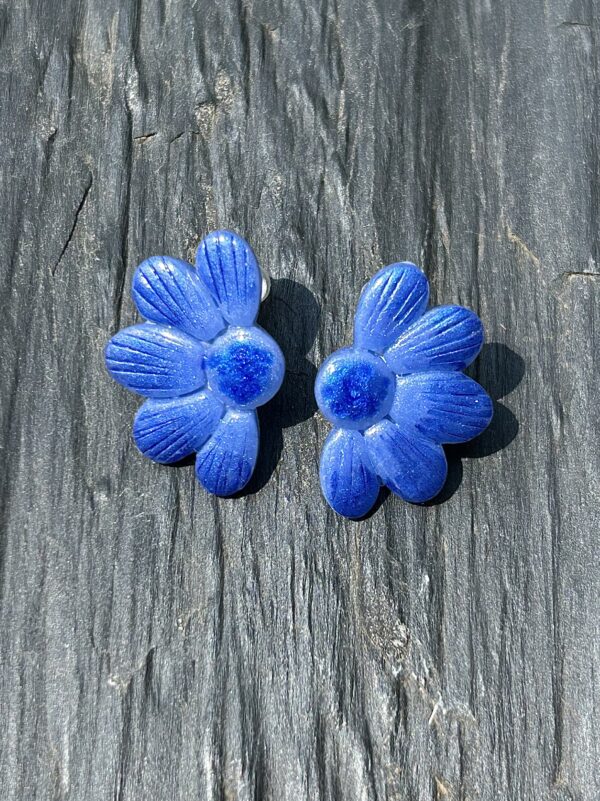 Boucles d’oreilles « Les Floralies 2 » en pâte polymère bleue – Image 2