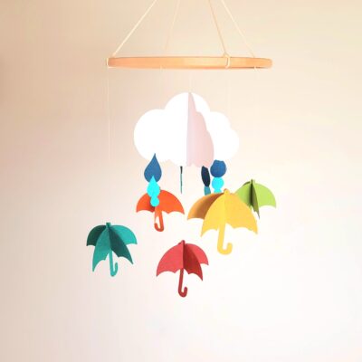 Mobile bébé fait main avec nuage blanc et parapluies colorés en papier recyclé