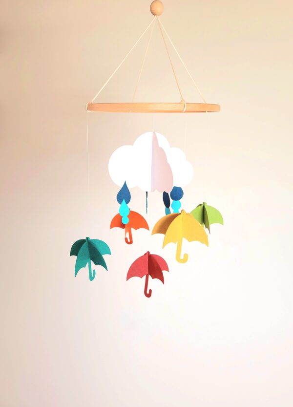 Mobile bébé fait main avec nuage blanc et parapluies colorés en papier recyclé