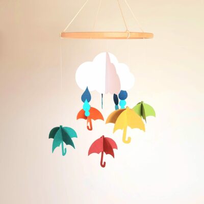 Mobile bébé fait main avec nuage blanc et parapluies colorés en papier recyclé