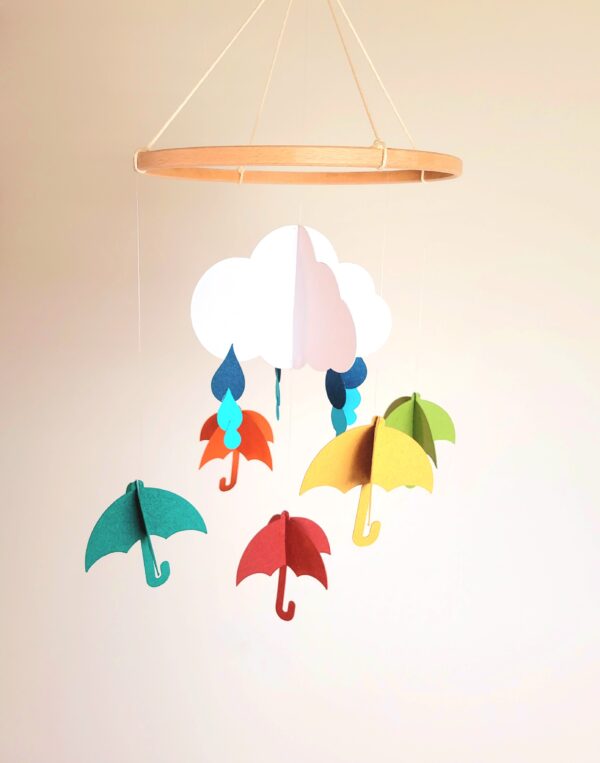 Parapluies en papier coloré et nuage suspendu : mobile décoratif fait main