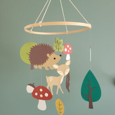 Suspension murale bébé forêt avec faon, hérisson et arbre, réalisée en papier recyclé et bois clair.