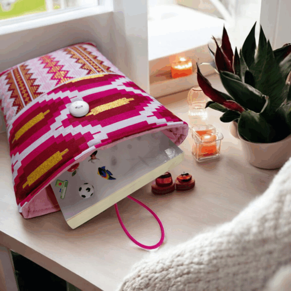 Pochette protège-livres molletonnée en tissu wax rose et doré – fait main – Image 4