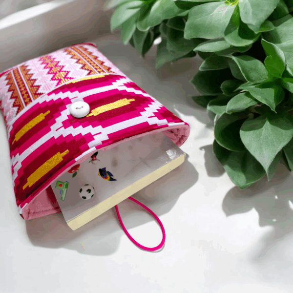 Pochette protège-livres molletonnée en tissu wax rose et doré – fait main – Image 3