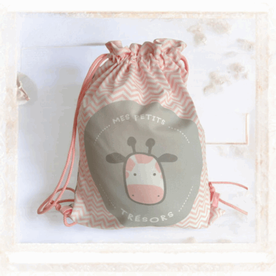 Sac à dos pochon enfant personnalisé – Motif Girafe « mes petits trésors »